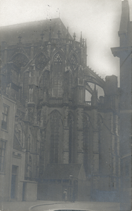 3059 Gezicht op een gedeelte van het koor van de Domkerk te Utrecht vanuit Achter de Dom, uit het zuidoosten.